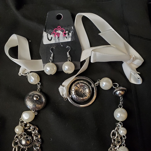 Paparazzi necklace and earrings set - Picture 2 of 3